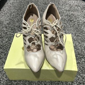 Chase & Chloe tan pointed heels
